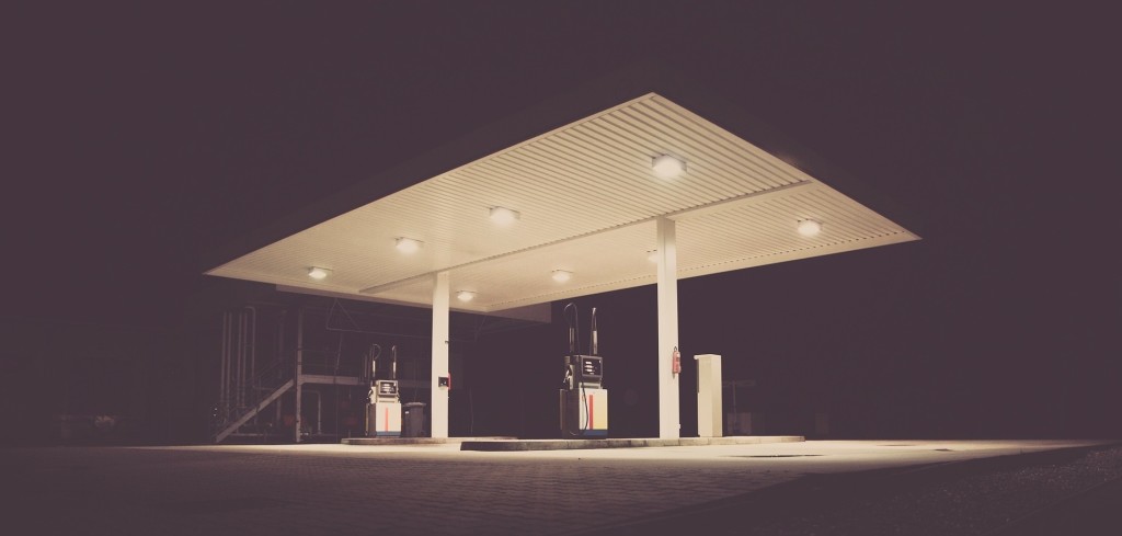 gas-station-692045_1920
